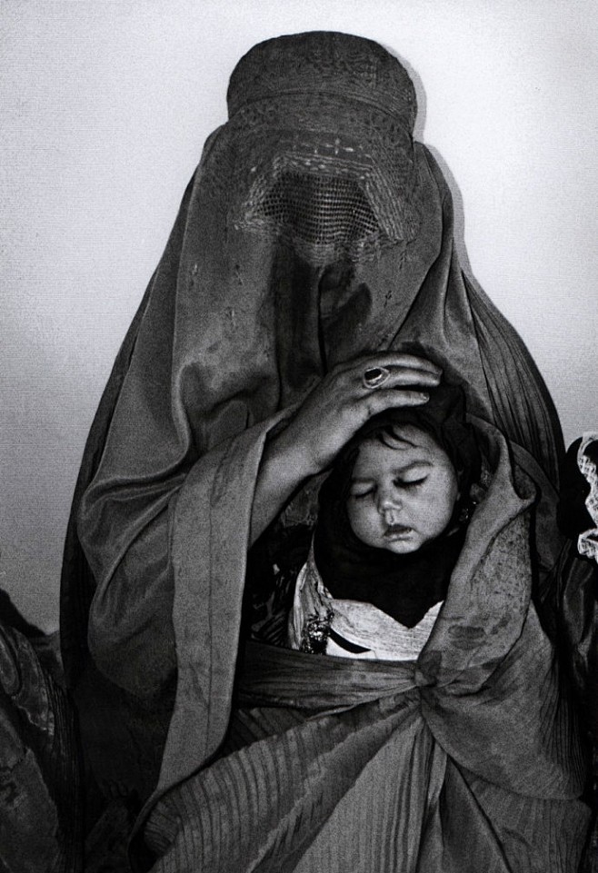 了多大的苦难而也正因为这种人文关怀也改变了人们对战地记录的观念