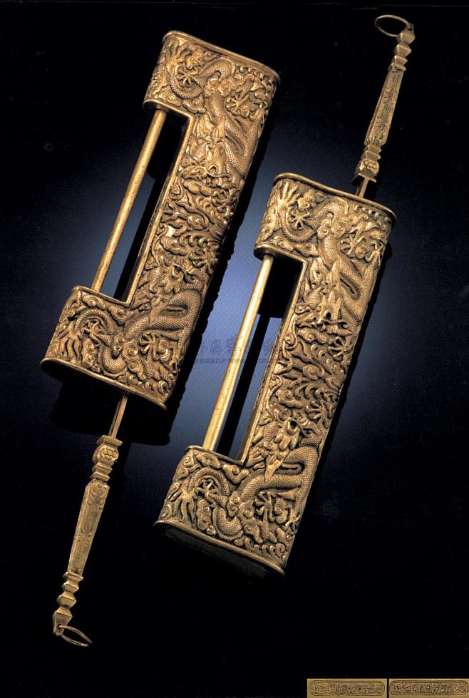 清乾隆御制鎏金铜双龙纹锁一对