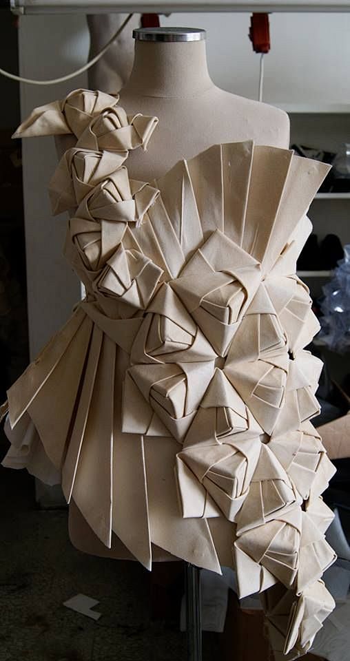 origamifashiondesignwithanasymmetricpleatedstructurewrapped3d