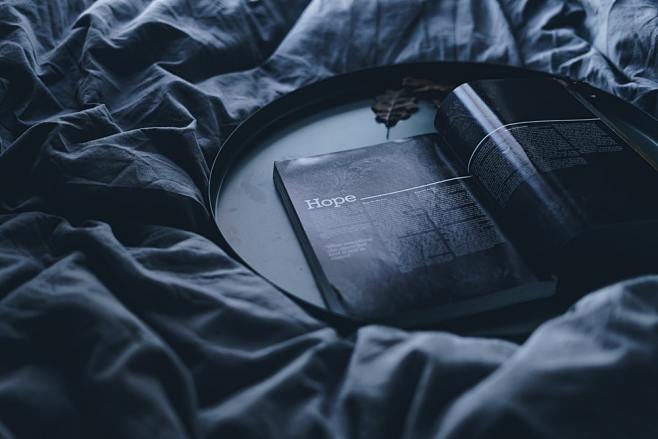 灰色纺织的黑书