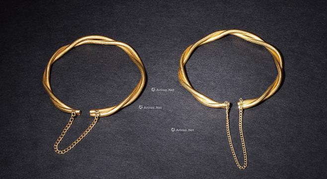 1055纯金绞丝手镯一对此件手镯为纯金质地以绞丝的工艺制成一对镯子