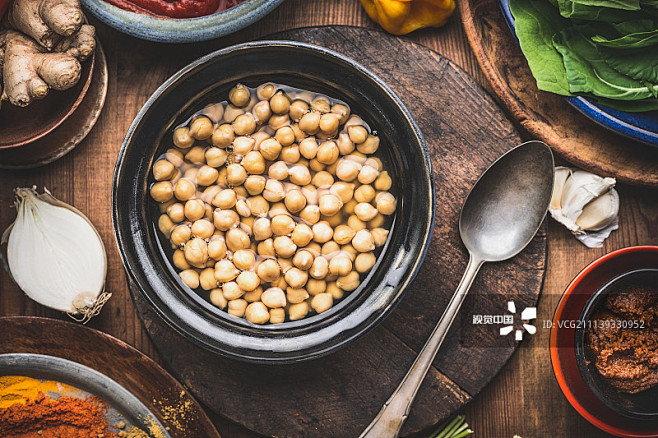 cookedchickpeasinbowlandspoonandcookingingredients创意图片