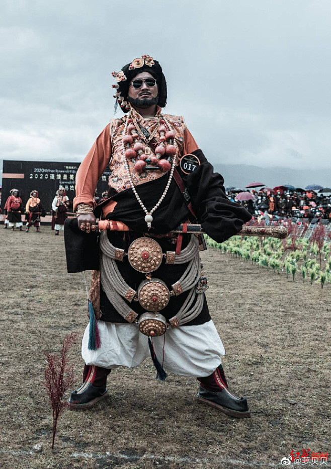 换个频道看下几个月前理塘最美康巴汉子选拔赛这种是传统康巴汉子哈