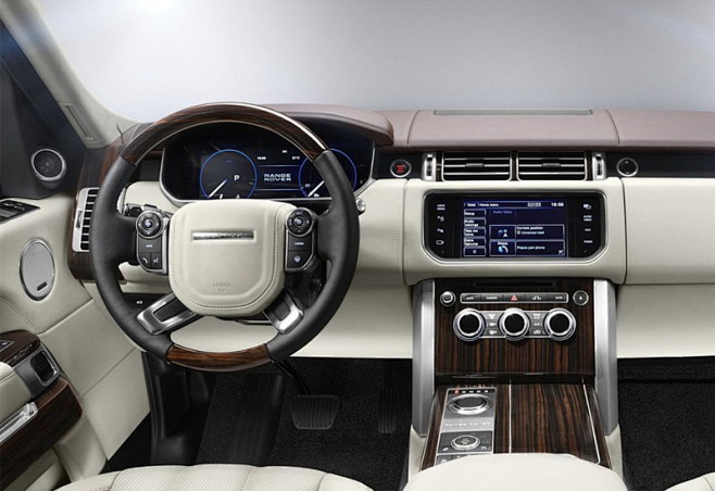 路虎全新揽胜内饰变化则比较明显中控台造型相比老款更具有层次感其中