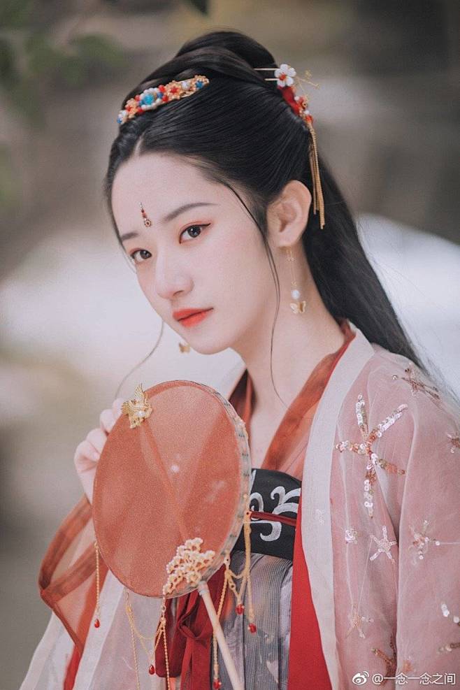 有一美人轻扬婉兮