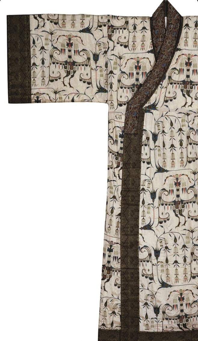 战国凤鸟花卉纹绣浅黄绢面锦袍(复制品)1