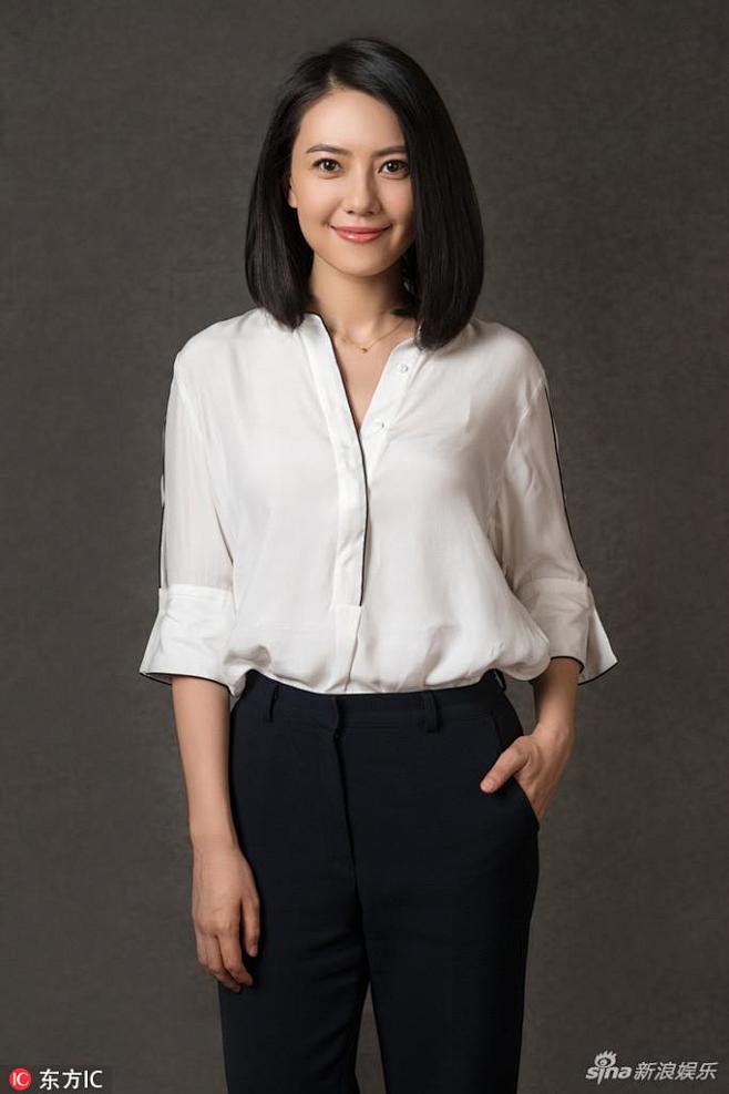 组图高圆圆拍摄质感写真白衬衫配西裤得体优雅高圆圆拍摄一组质感写真