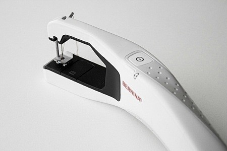 手持移动缝纫机。这款电动缝纫机既可以平稳地