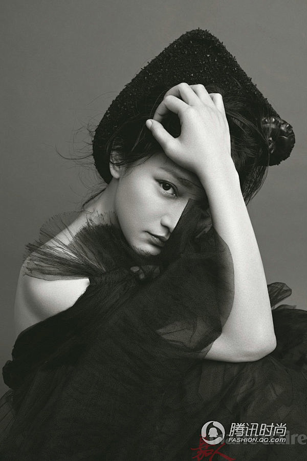 周迅质感大片眼神灵动 黑纱精灵优雅赤足_时尚