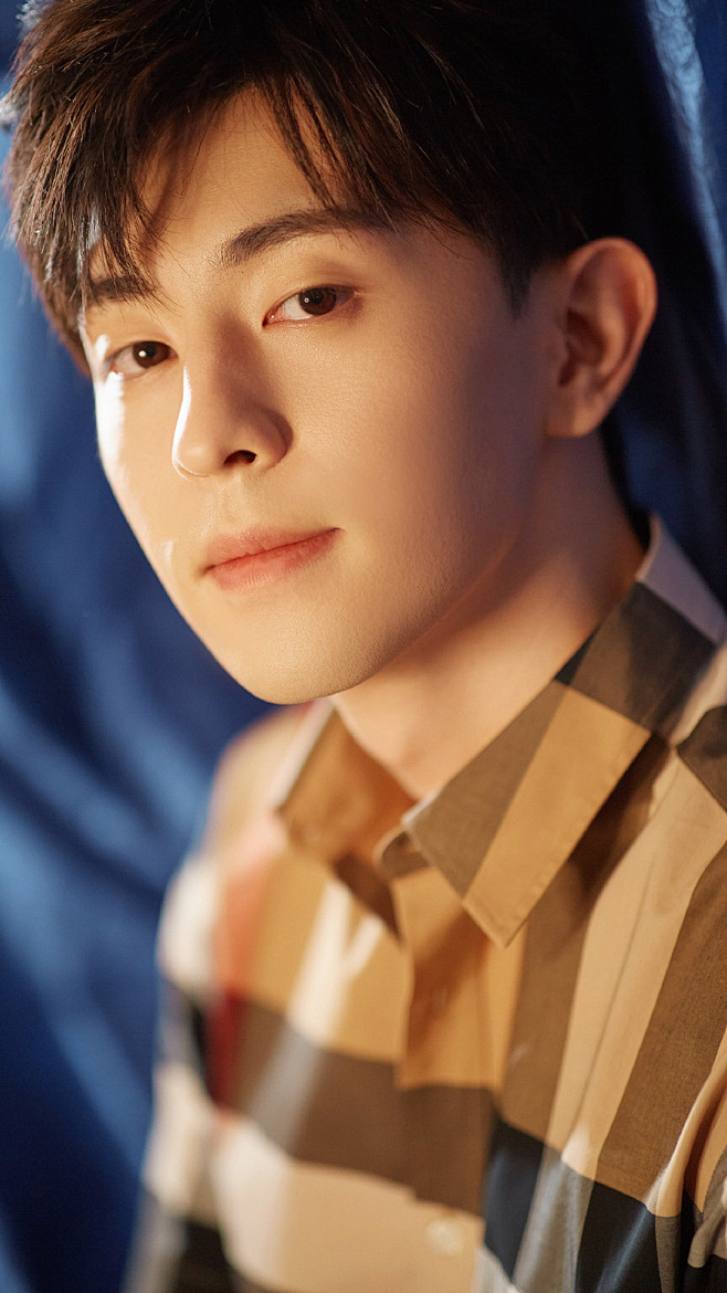 邓伦帅气文艺写真手机壁纸