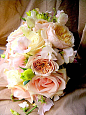 芭蕾舞演员粉红花束；
芭蕾舞演员粉红花束，特色花园玫瑰，甜豌豆，洋桔梗，和其他时令鲜花