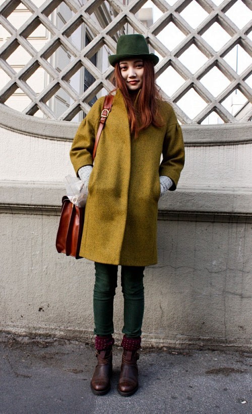 姜黄色大衣墨绿色裤子