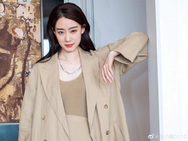 卡其色同色系穿搭很显气质,帅气又温柔,很气质~#你好李焕英票房破40亿