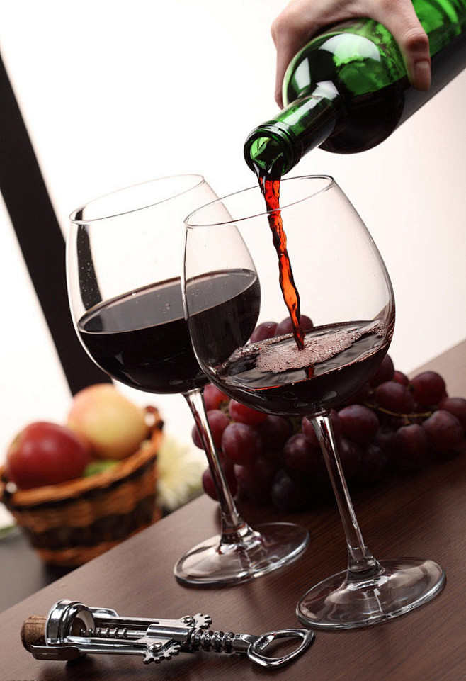 【斟酒的标准】红酒入杯为1\/3 ;白葡萄酒斟入杯