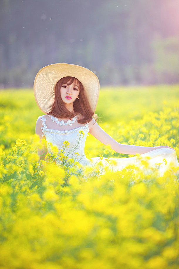 油菜花中的唯美清纯女孩