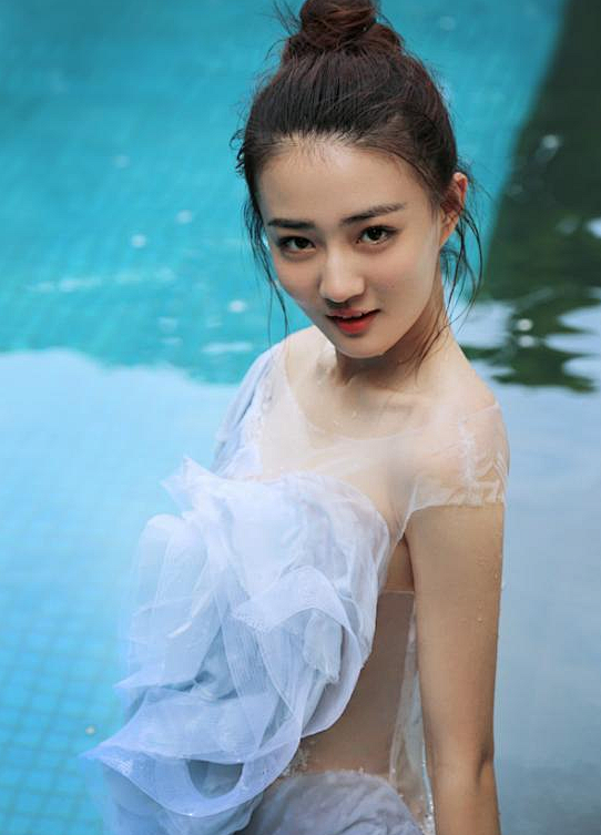 90后女演员徐璐水中写真照宛若水中孤傲的精灵