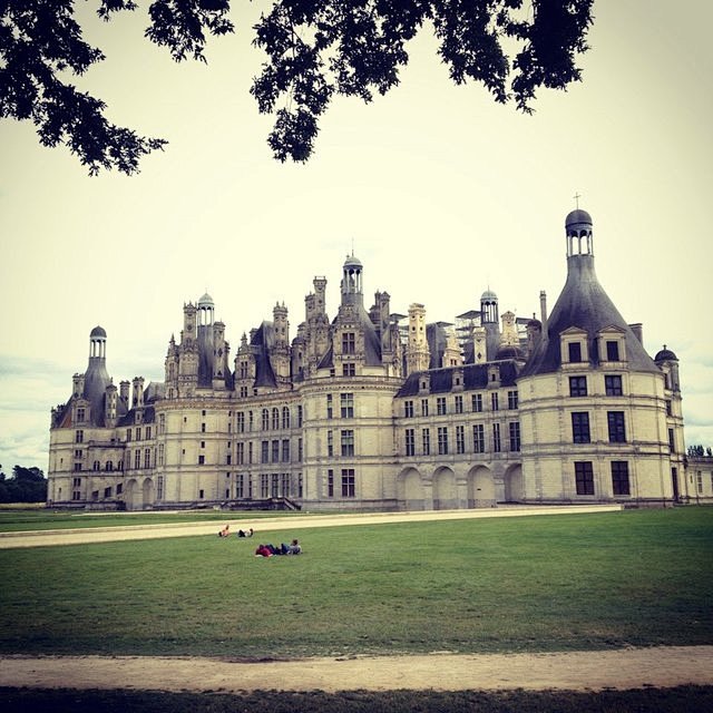 堡(Chambord)。这座长156米,高56米,拥有77座