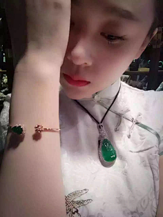 戴翡翠的美女模特