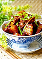 上海风味---笋干红烧肉 

    上海菜讲究浓油赤酱，红烧肉就是其代表。浓郁的色泽、香甜的口感，百吃不腻，是很多家庭的家常菜式，与肉一起搭配的除了笋一干还有梅干菜、干豆角等。 今天做的这道菜看上去就非常有食欲，今天介绍的做法也是属于懒人版的红烧肉做法，非常适合上班族们想求快求好的心情。 猪肉是目前人们餐桌上重要的动物性食品之一。因为猪肉纤维较为细软，结缔组织较少，肌肉组织中含有较多的肌间脂肪，因此，经过烹调加工后肉味物别鲜美。　　营养分析　　猪肉为人类提供优质蛋白质和必......