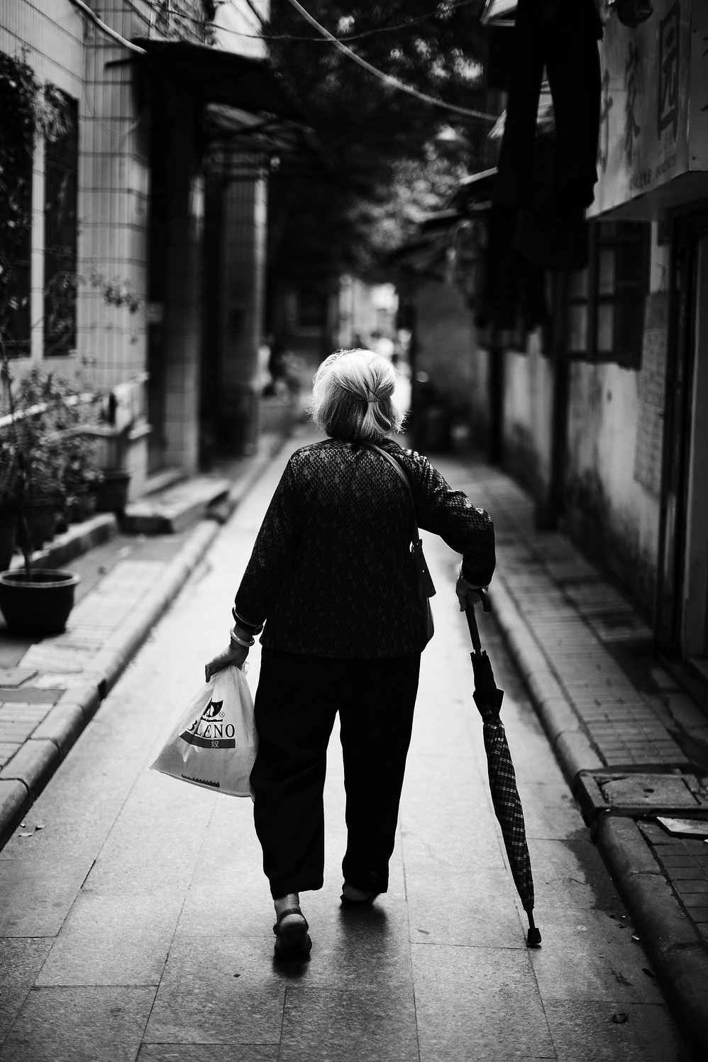 不知還能陪多久！24歲孝孫女「揪94歲嬤拍婚紗照」一圓心願　阿嬤看孫女「眼神超寵愛」網全感動