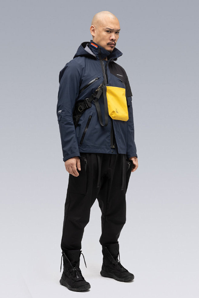 与小岛监督新川洋司有密切合作的errolsonhugh先生今日推出了其服饰