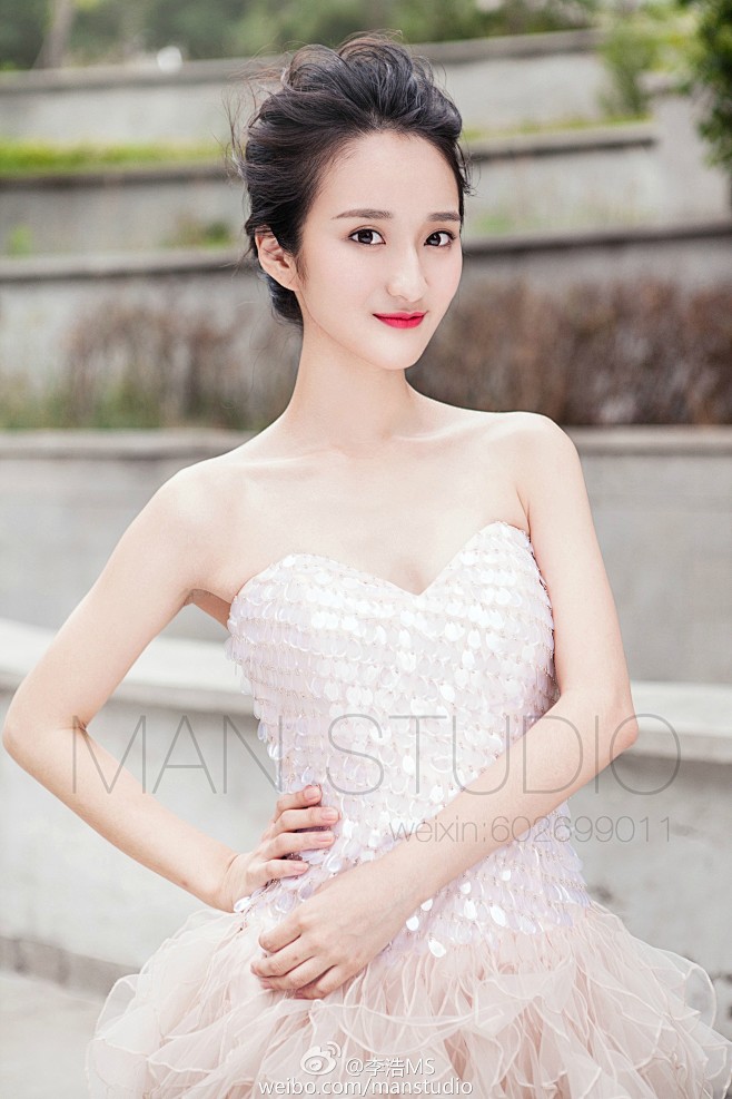 一个爱笑的女孩\/ 喂马、劈柴,周游世界\/ 给每一