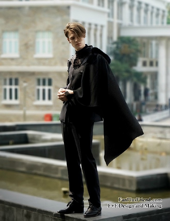 国外的fanplusfriend正在其官网上售卖的一套单肩披风这中二般的帅气