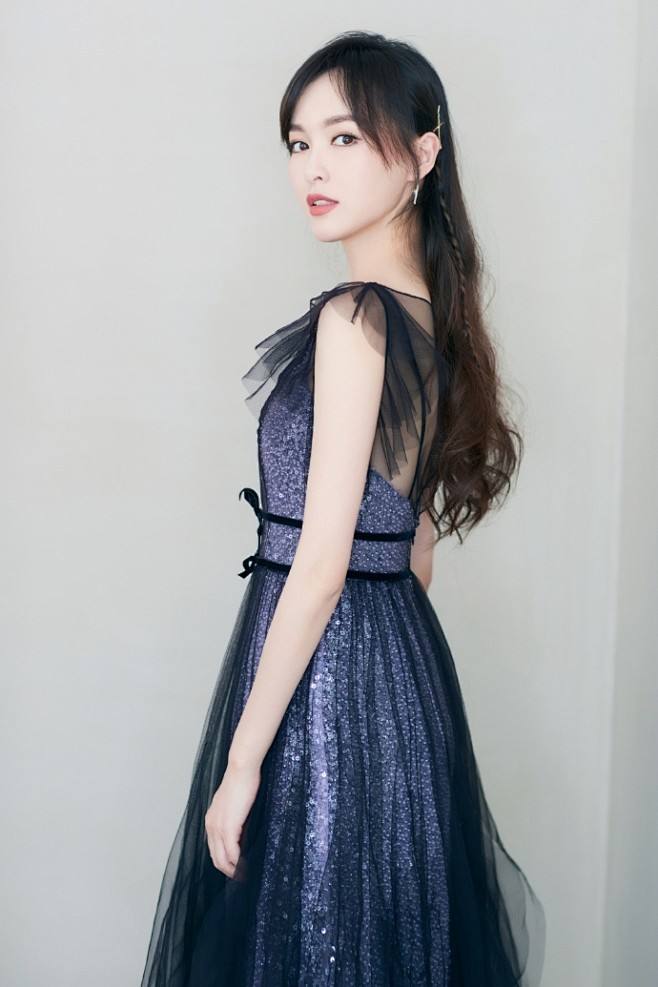 组图:心动的感觉!唐嫣薄纱亮片裙温婉优雅 : 唐