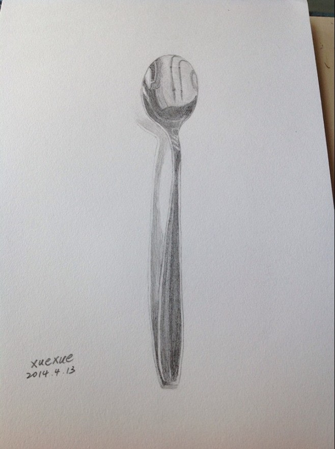我选择了这个不锈钢勺子,画完之后,自己都很震惊,没有素描
