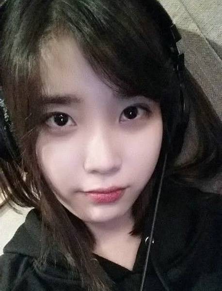 韩国人气偶像iu李智恩甜美自拍照