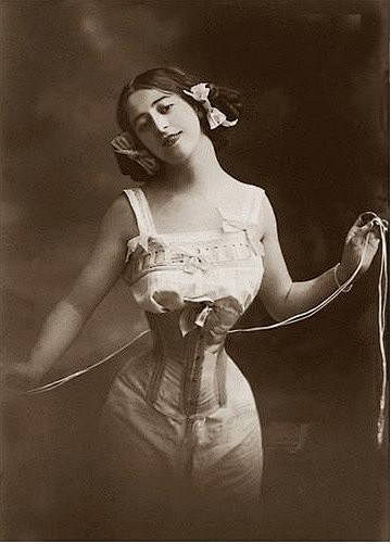 com 19世纪女性穿戴束腰的照片 weibocom