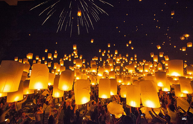 泰国民众放飞万盏孔明灯点亮夜空祈福灯简约