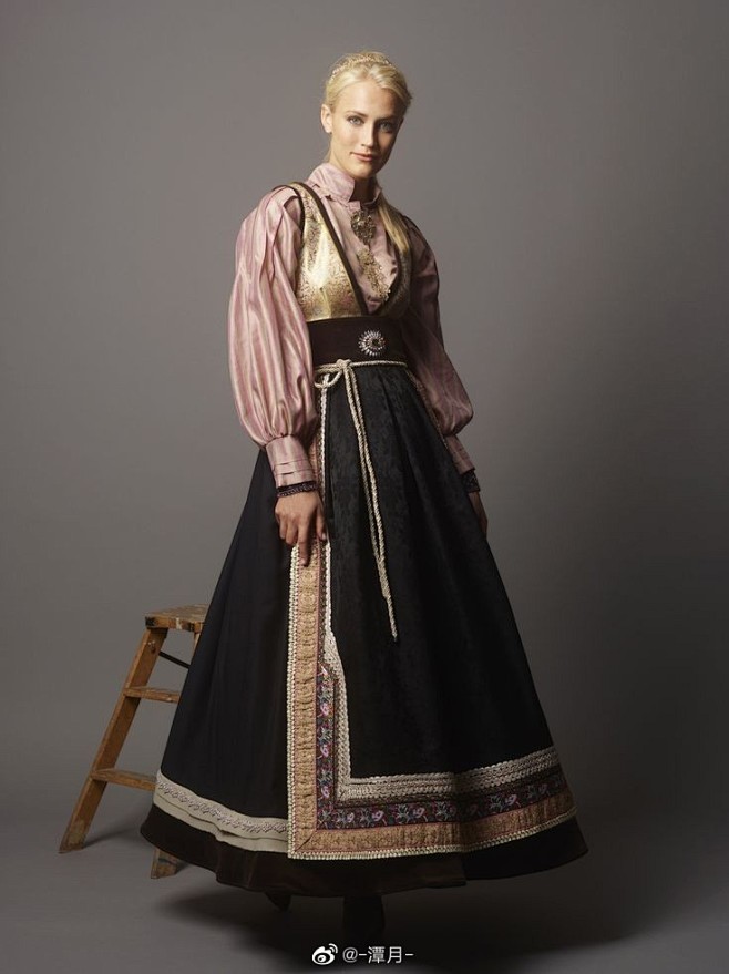服装欧洲民族风格服装点图贴时来自潭月微博