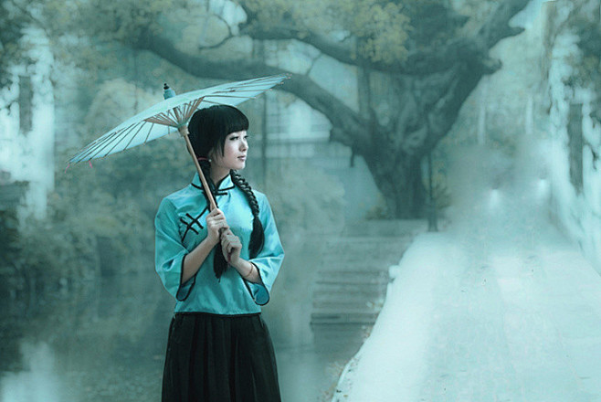 雨中撑伞俏佳人美景入画全无痕侧首凝眸寻何来羡煞旁人空自恨