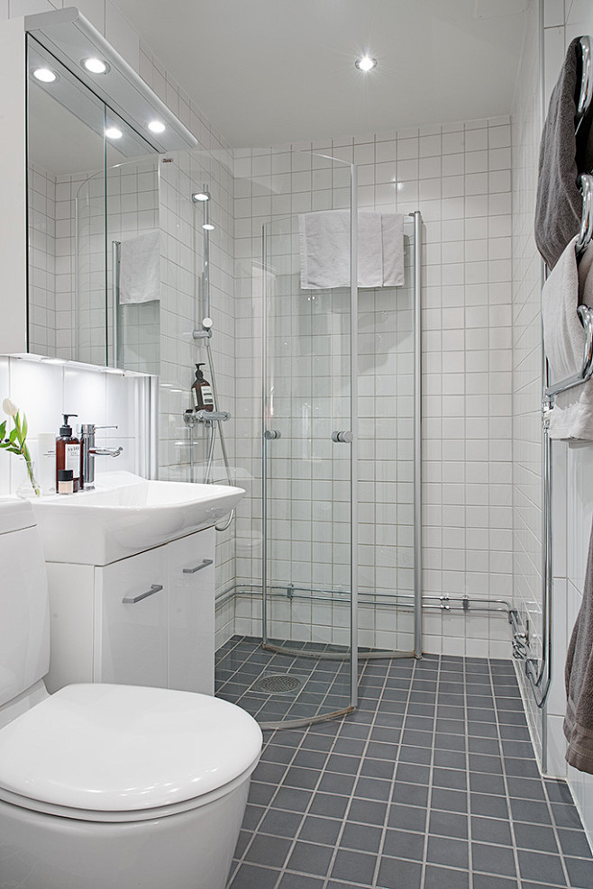 95平白色北欧风格三居家居卫生间淋浴房浴室柜装修效果图