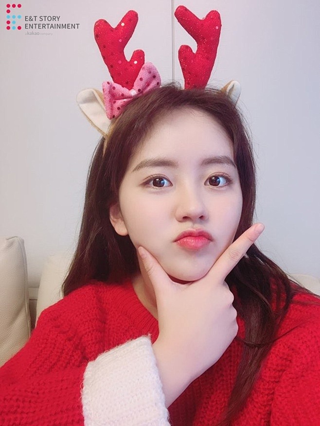 组图金所炫穿红衣晒自拍戴圣诞鹿角喜庆迎节日韩国女艺人金所炫今天