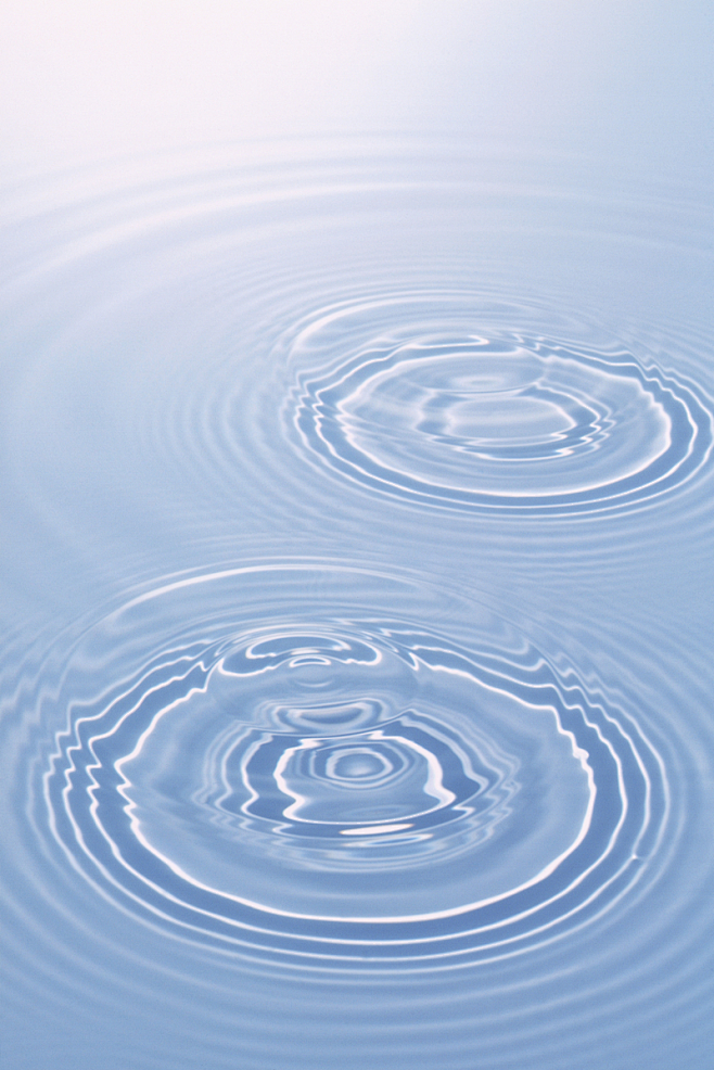 水面上的两个受干扰的环形波纹