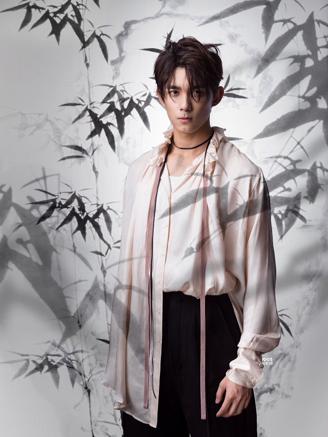 吴磊惊蛰古风大片曝光 水墨画风映衬翩翩少年