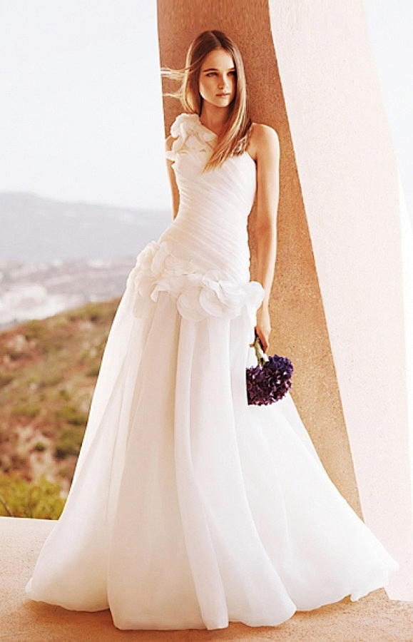 whitebyverawang王薇薇系列婚纱单肩设计花瓣装饰婚纱协奏曲爱图购