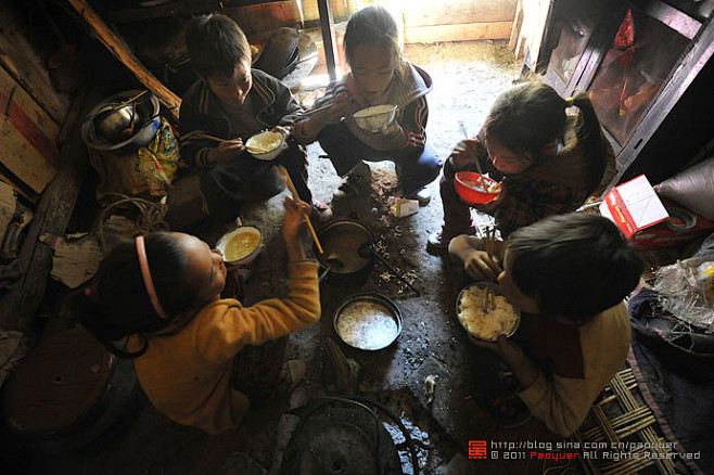 四川大凉山儿童的生活图片