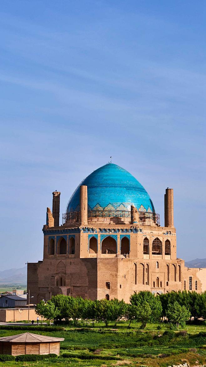 伊朗苏丹尼耶以完者都陵墓著名的圆顶建筑而闻名于世该建筑号称是世界