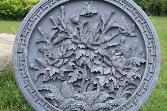 砖雕,是指在青砖上雕出山水,花卉,人物等图案,是古建筑雕刻中很重要的