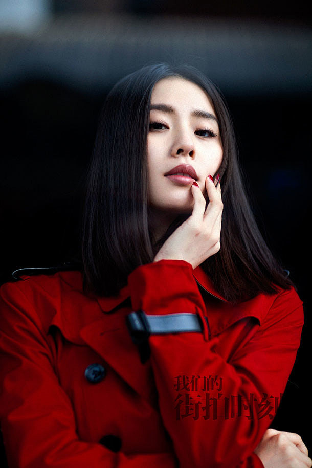 人气女演员刘诗诗 新年红色风衣时尚街拍(2)