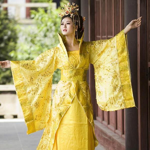 唐朝贵妃托尾服