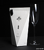 【minimalist：vin grace葡萄酒创意包装设计】 http://t.cn/zRT3BfX 在几十年前，葡萄酒曾经是一些国家最高贵的酒。现在，它已经变得如此实惠。我们甚至可以花十几块钱就能享受到。根据它受欢迎的程度，还有消费方式的不同。韩国设计师minimalist提供了一个新的vin grace葡萄酒方案。向市场推出全新...