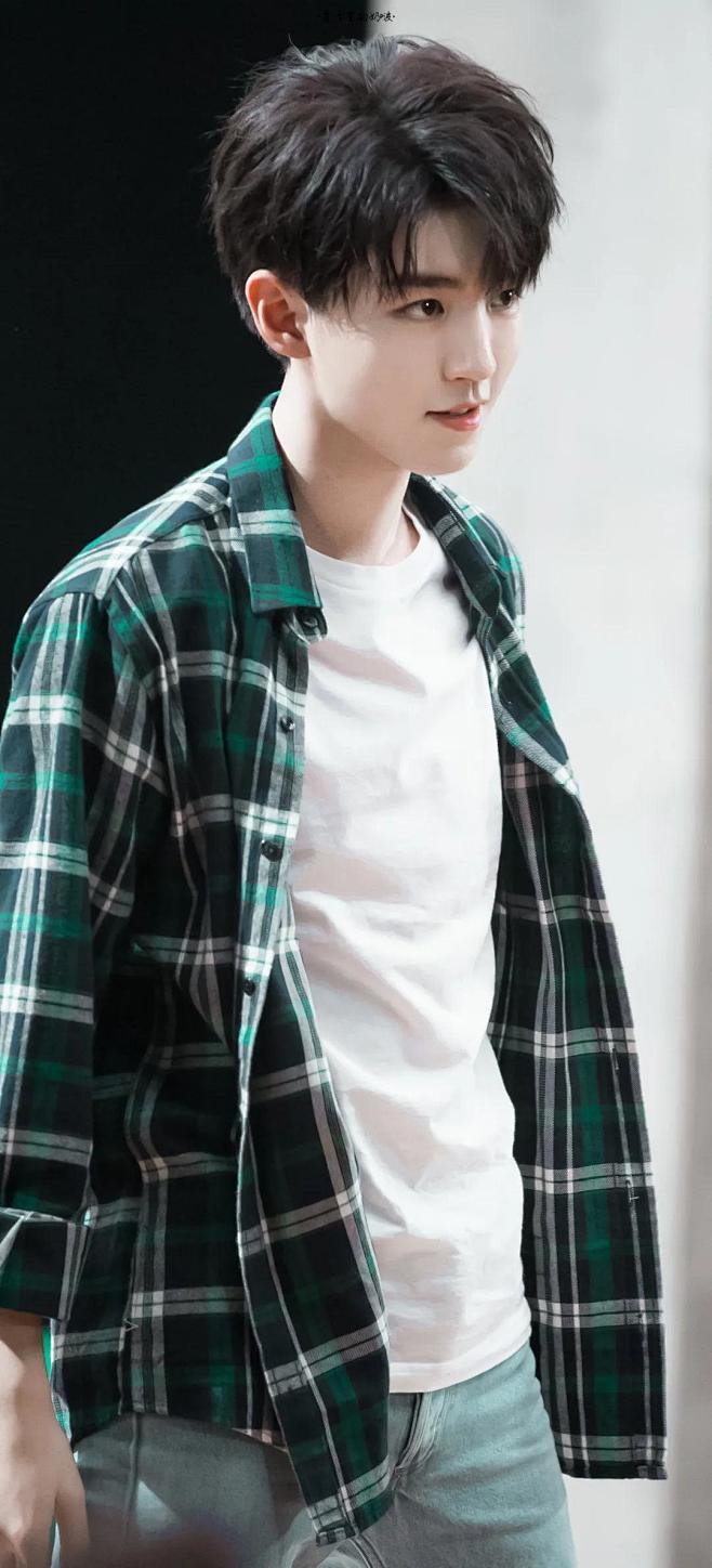 2021-12-10 16:23:24#明星壁纸#王俊凯画魂(人物参考)尘寰一顾同采自