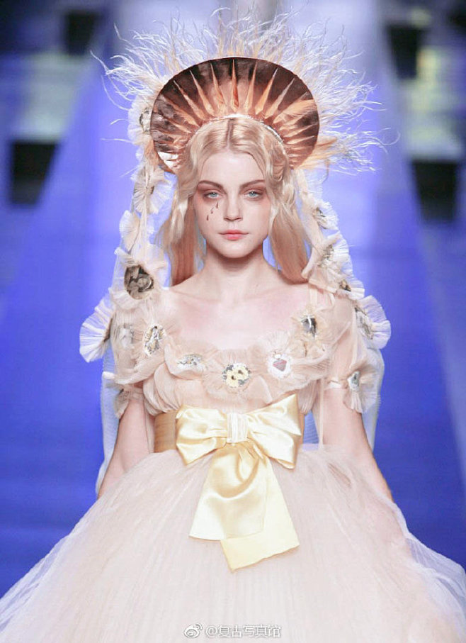 jessica stam in jean paul gaultier s/s 2007 | 流泪的玛格莉娜圣母
