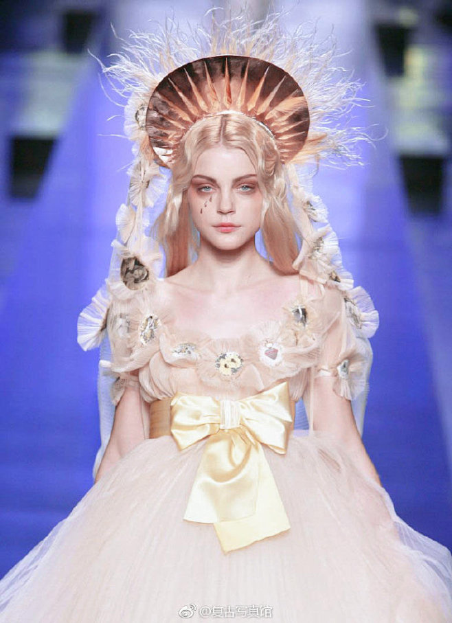 jessica stam in jean paul gaultier s/s 2007 | 流淚的瑪格莉娜聖母