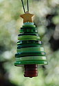 [纽扣串成的圣诞树挂坠] 扣子穿起一棵圣诞树挂坠儿~很有创意呀~