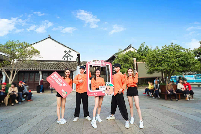 手举牌合影的搜索结果360图片